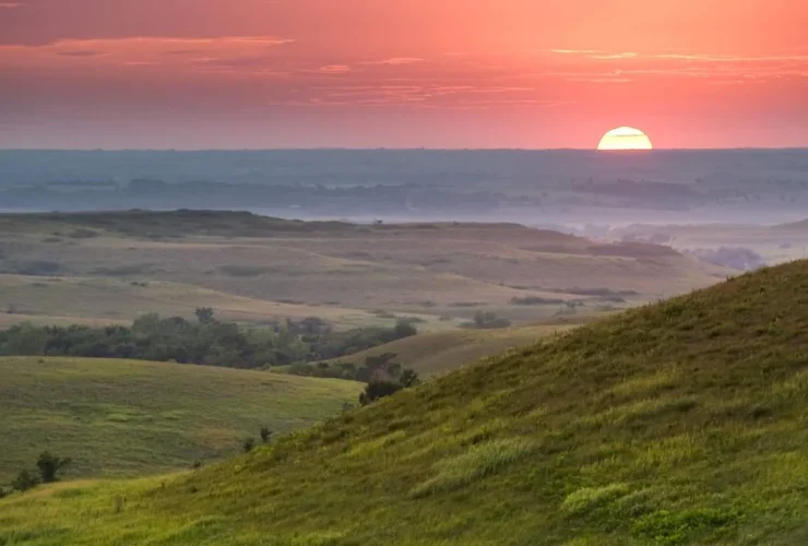 Kansas scenic landscape featuring vast prairies and rolling hills under a clear blue sky